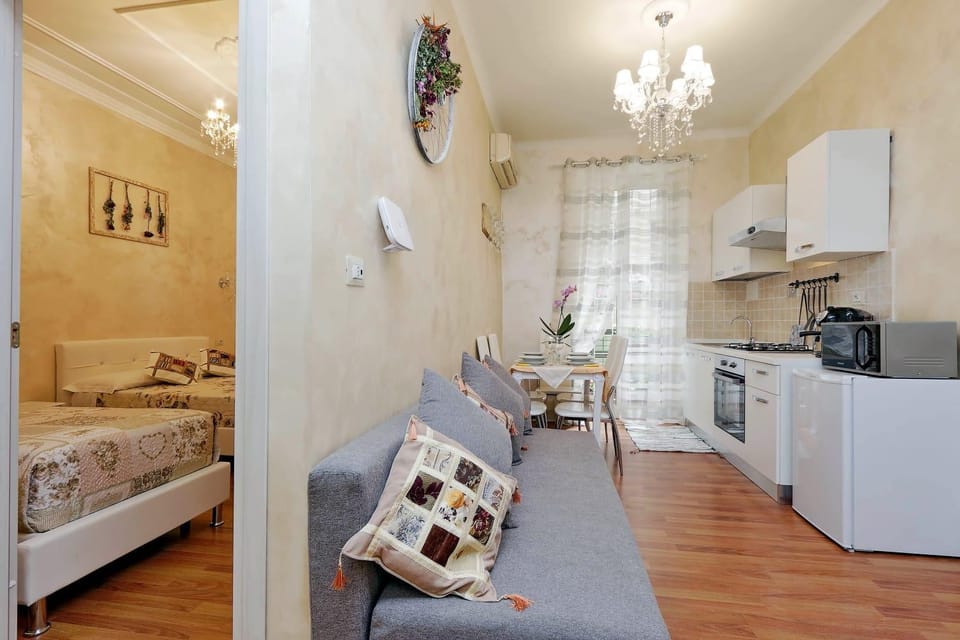 Kitchen or kitchenette, Living room, Seating area, Dining area