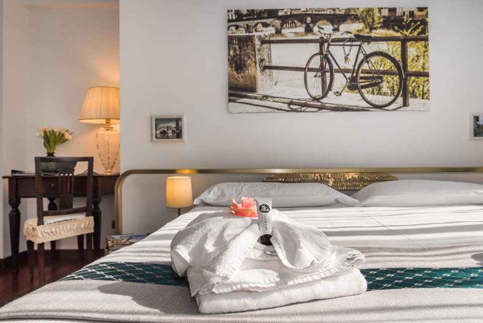 Bed, Photo of the whole room, Decorative detail, Bedroom