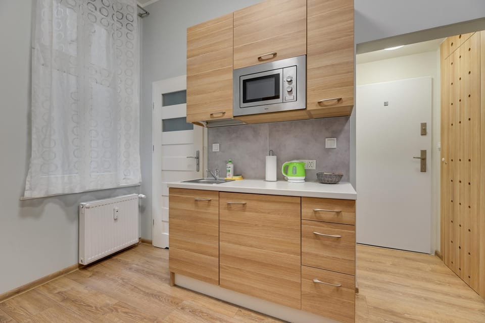 Kitchen or kitchenette, heating, microwave