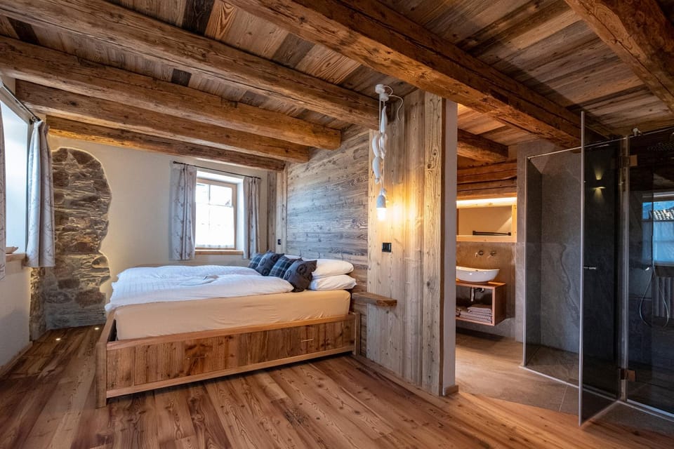 Bed, Living room, Bedroom