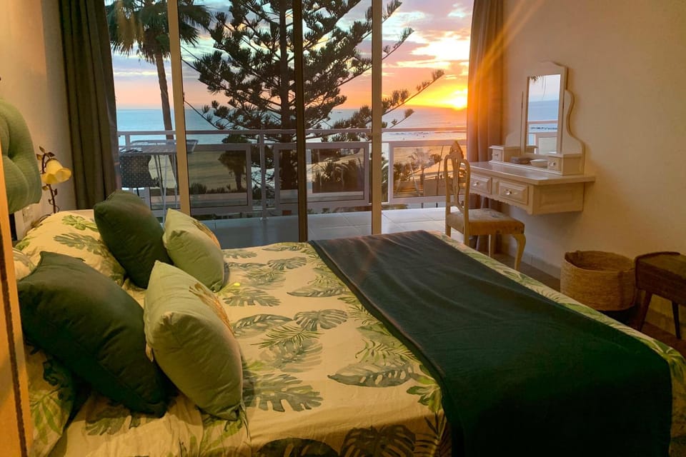Property building, Bed, View (from property/room), Balcony/Terrace, Bedroom, Sea view, Sunset