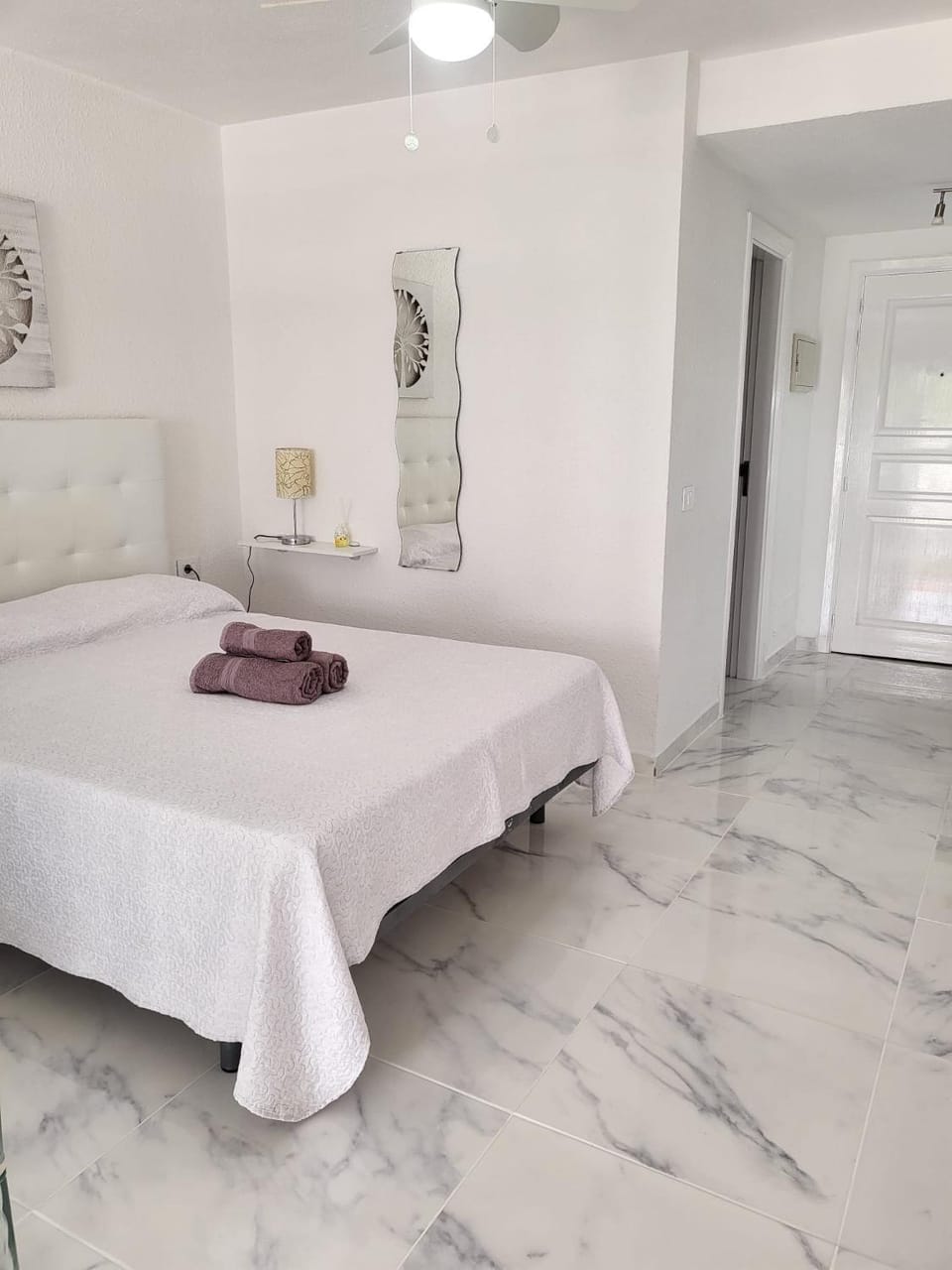 Bed, towels