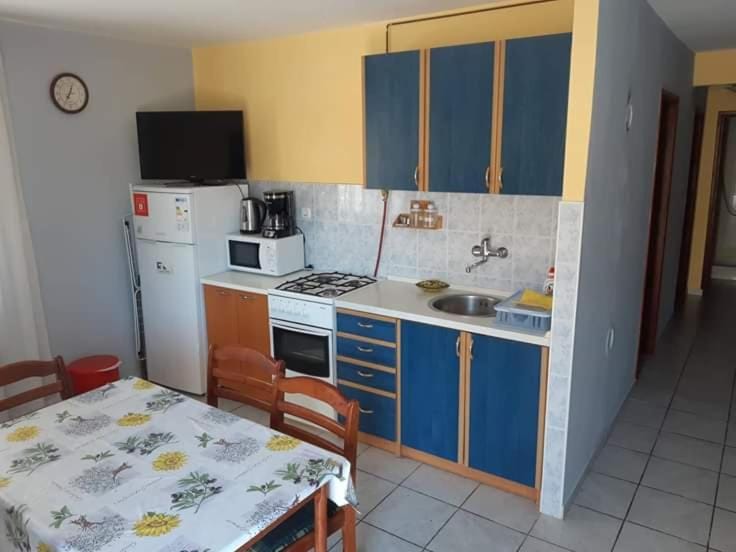Kitchen or kitchenette, Dining area, Communal kitchen