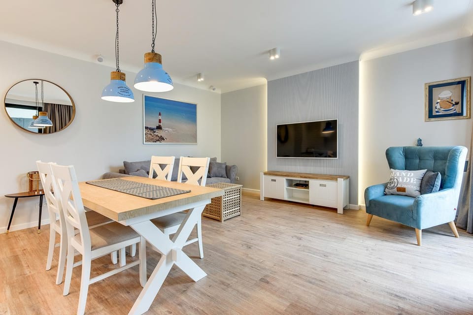 TV and multimedia, Living room, Seating area, Evening entertainment