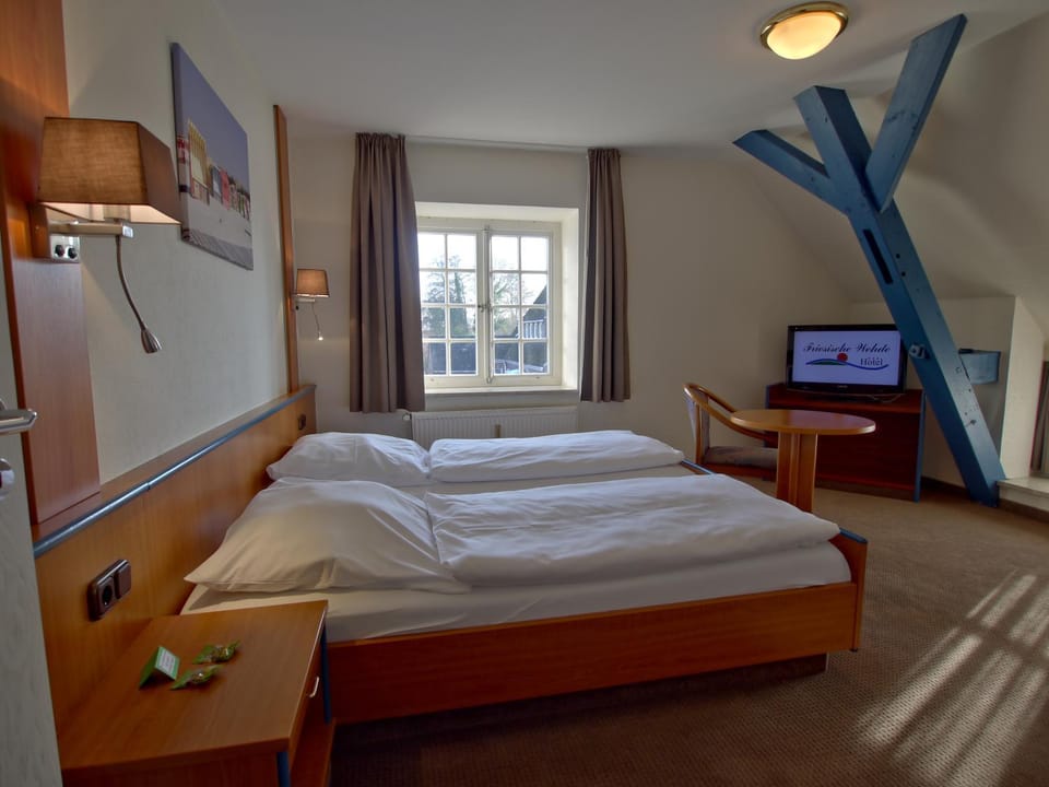 Bed, Seating area