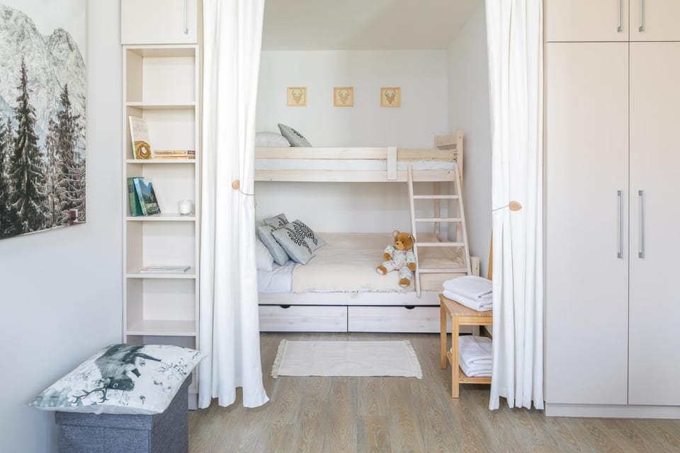 Bedroom, bunk bed