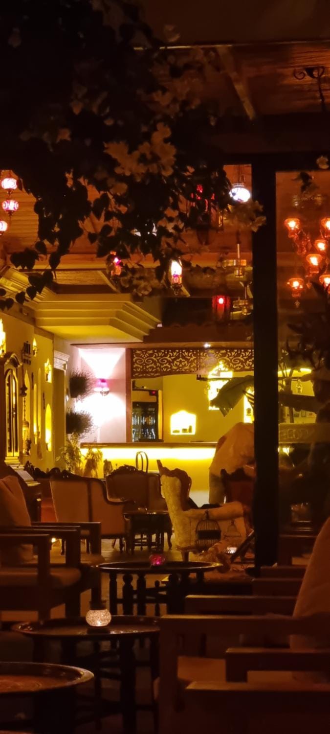 Restaurant/places to eat, Night, People, Lounge or bar, Food and drinks, Banquet/Function facilities, Drinks, group of guests