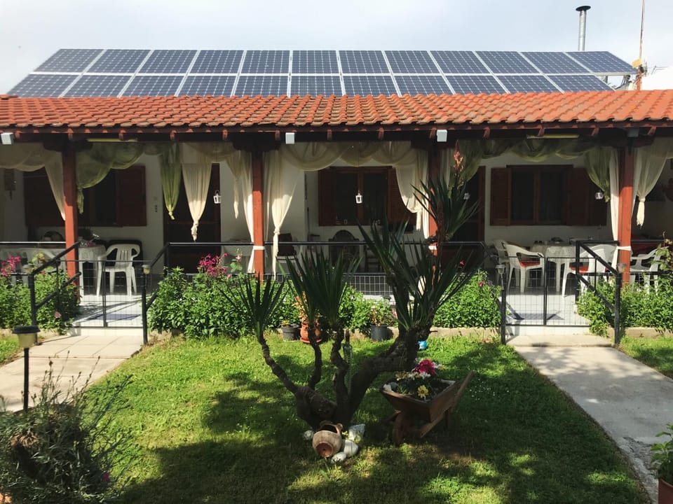 Property building, Patio, Facade/entrance, Garden