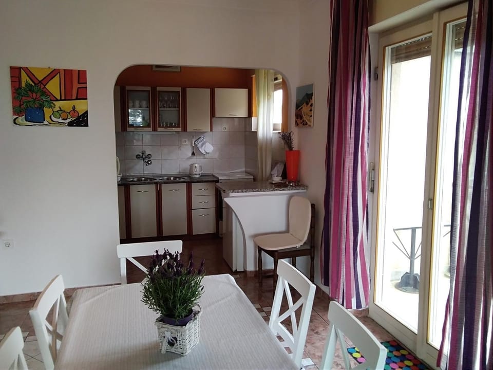 Kitchen or kitchenette, Dining area, Communal kitchen