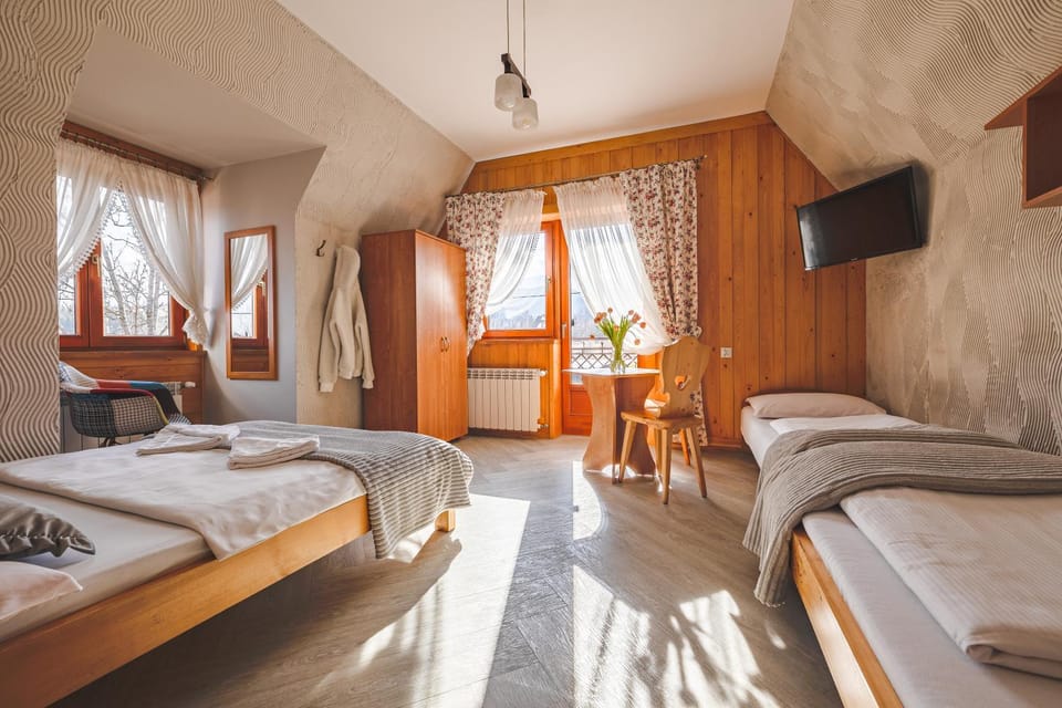Bed, TV and multimedia, Photo of the whole room, Evening entertainment, Bedroom, towels