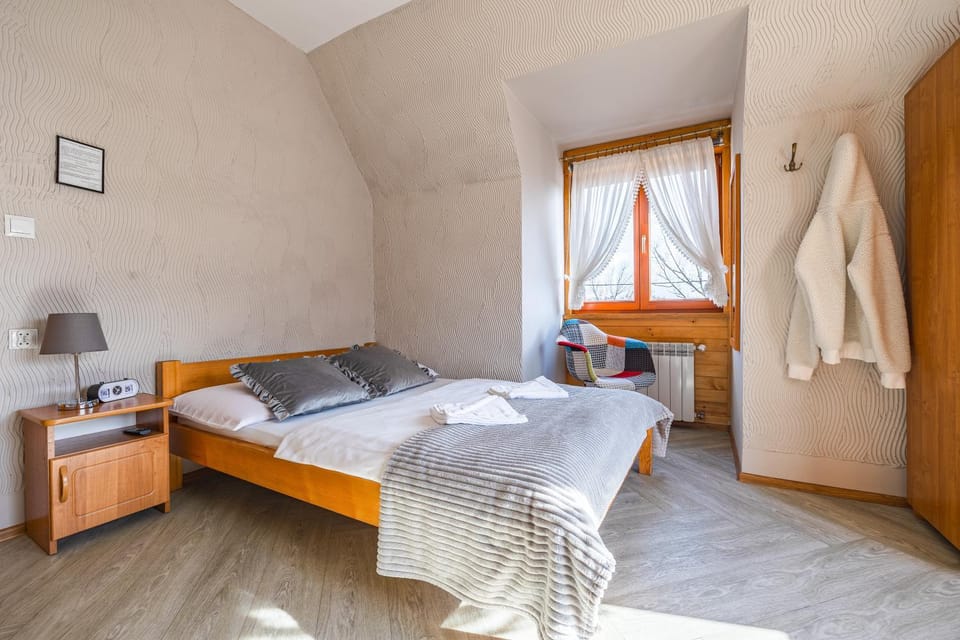Bed, Photo of the whole room, Bedroom, towels