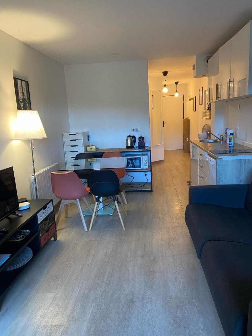 Kitchen or kitchenette, Seating area, Dining area
