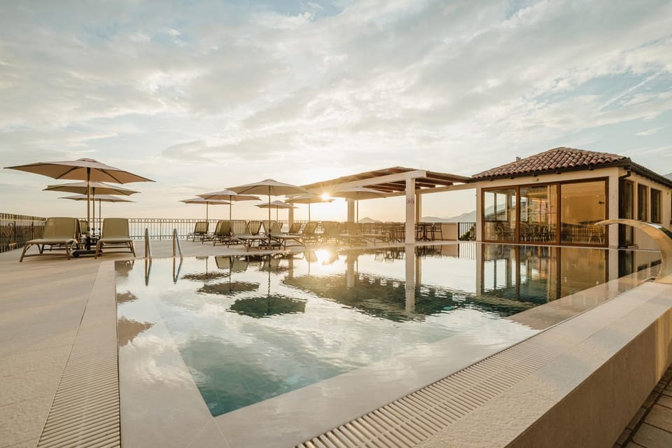 Day, Swimming pool, sunbed