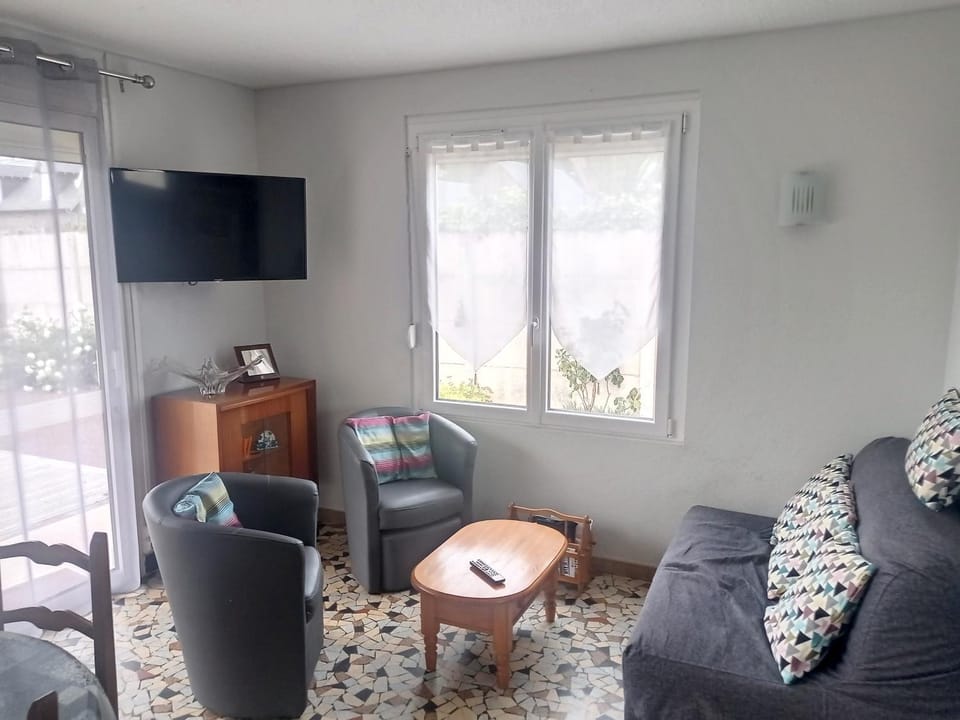 Maison de plain-pied avec terrasse, centre ville, à 150m de la plage - FR-1-361-334 House in Jullouville