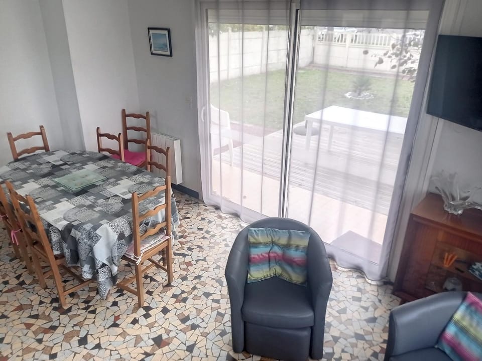 Maison de plain-pied avec terrasse, centre ville, à 150m de la plage - FR-1-361-334 House in Jullouville