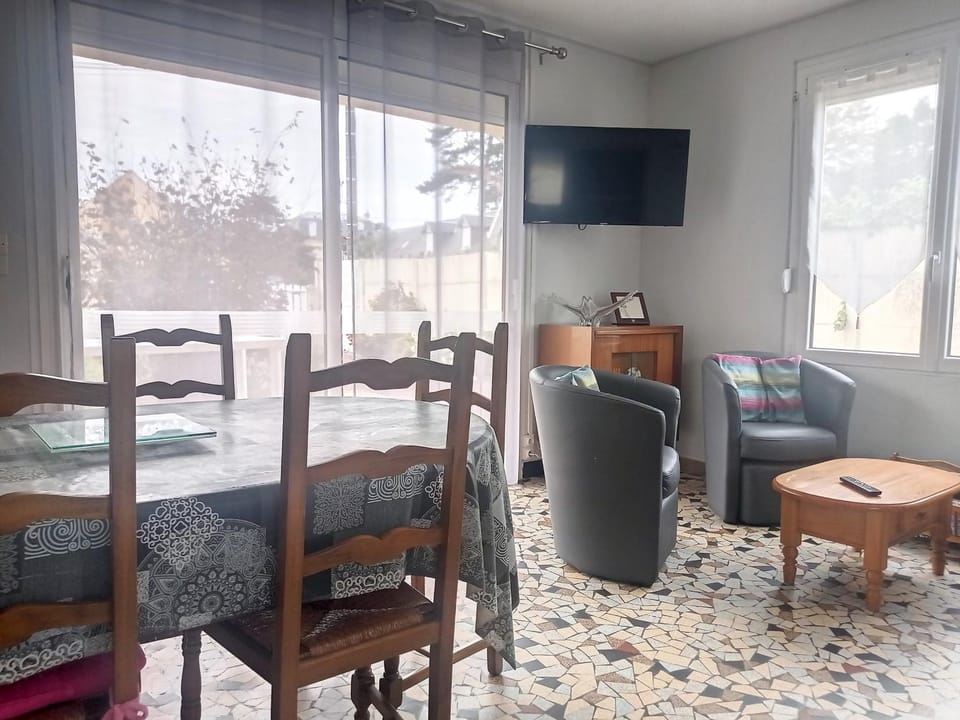 Maison de plain-pied avec terrasse, centre ville, à 150m de la plage - FR-1-361-334 House in Jullouville