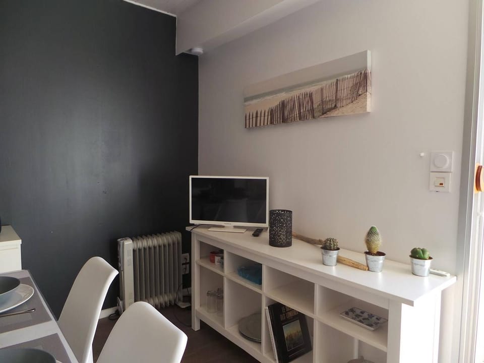 Studio rénové à 2 pas de la plage avec terrasse privée, parking et ménage inclus - Noirmoutier - FR-1-224B-36 Apartment in Noirmoutier-en-l'Île