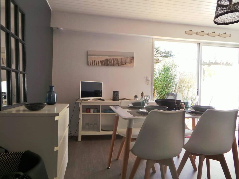 Studio rénové à 2 pas de la plage avec terrasse privée, parking et ménage inclus - Noirmoutier - FR-1-224B-36 Apartment in Noirmoutier-en-l'Île