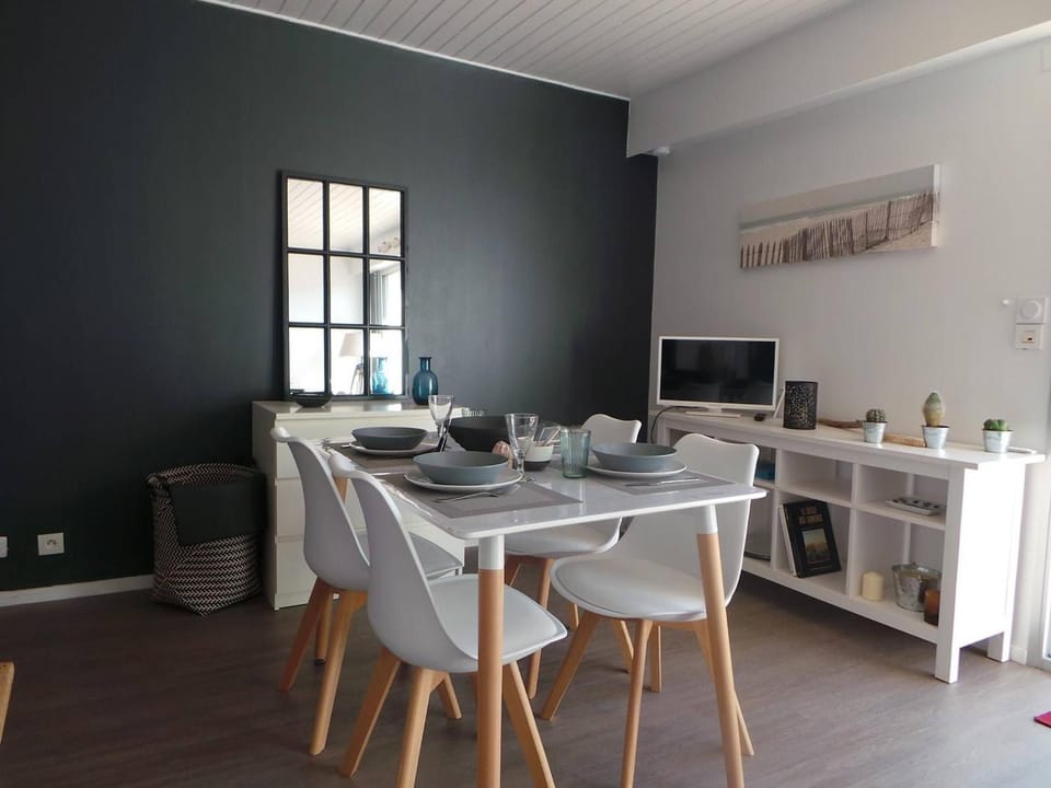 Studio rénové à 2 pas de la plage avec terrasse privée, parking et ménage inclus - Noirmoutier - FR-1-224B-36 Apartment in Noirmoutier-en-l'Île