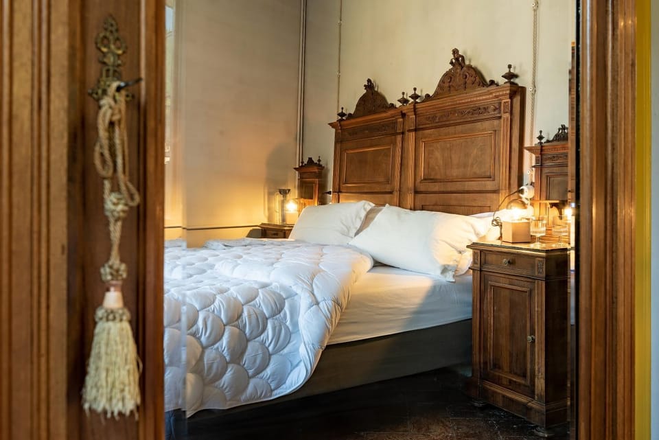 Photo of the whole room, Decorative detail