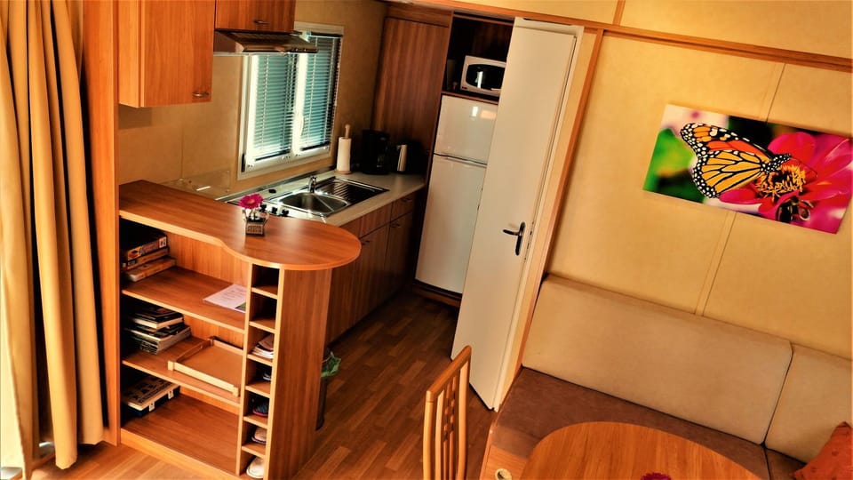 Kitchen or kitchenette, Living room, Food