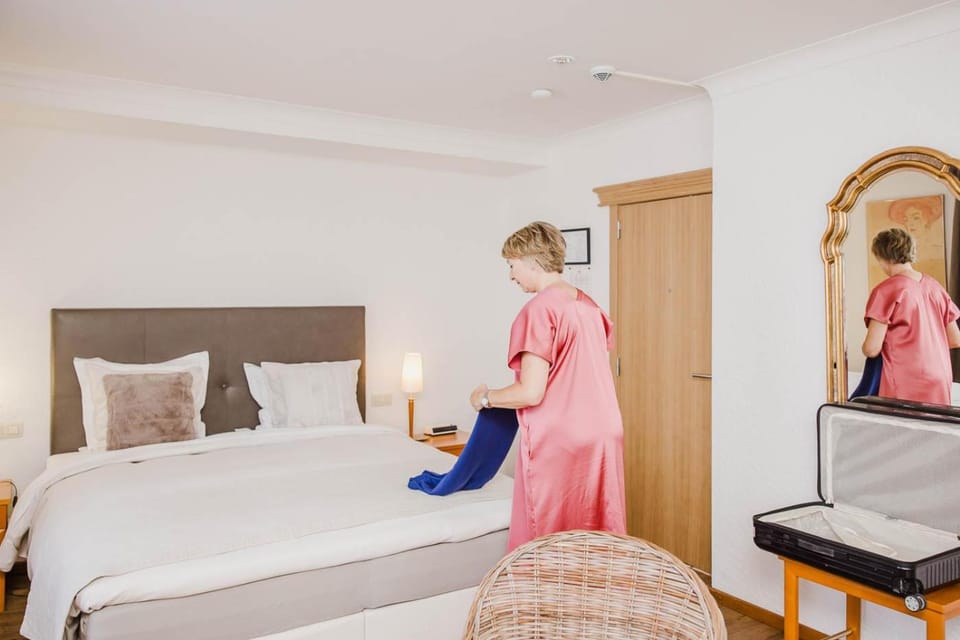 Photo of the whole room, Bedroom