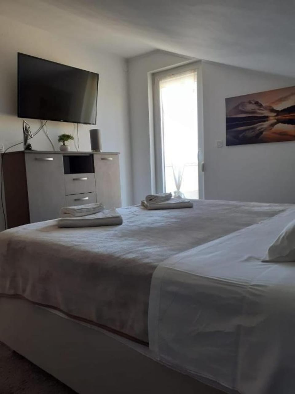 Bed, TV and multimedia, Bedroom
