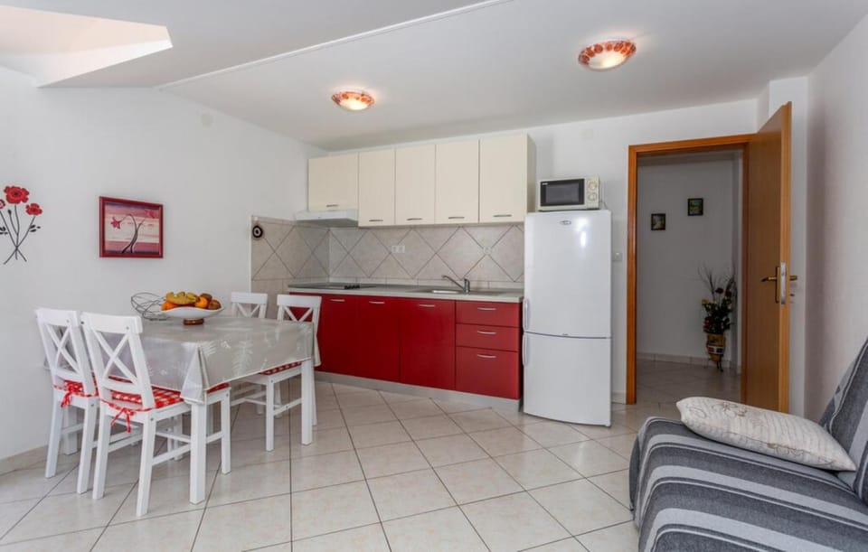 Kitchen or kitchenette, Living room, Seating area, Dining area