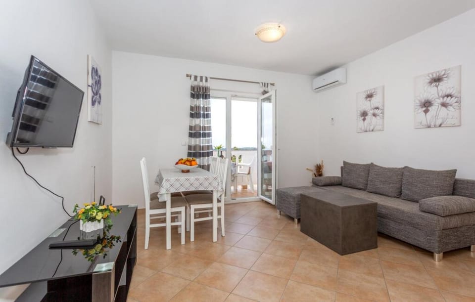 TV and multimedia, Balcony/Terrace, Living room, Dining area, Sea view, air conditioner