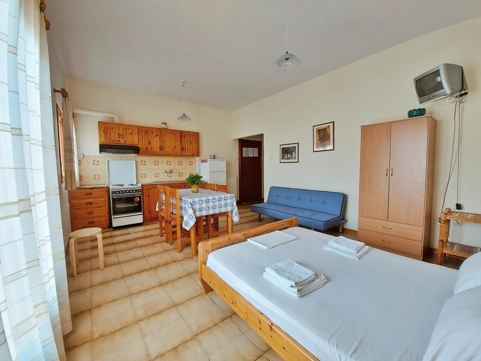 Seaview- 2 Space - selfcatering Apartment - Helen No 3 Apartment in Argolis, Greece