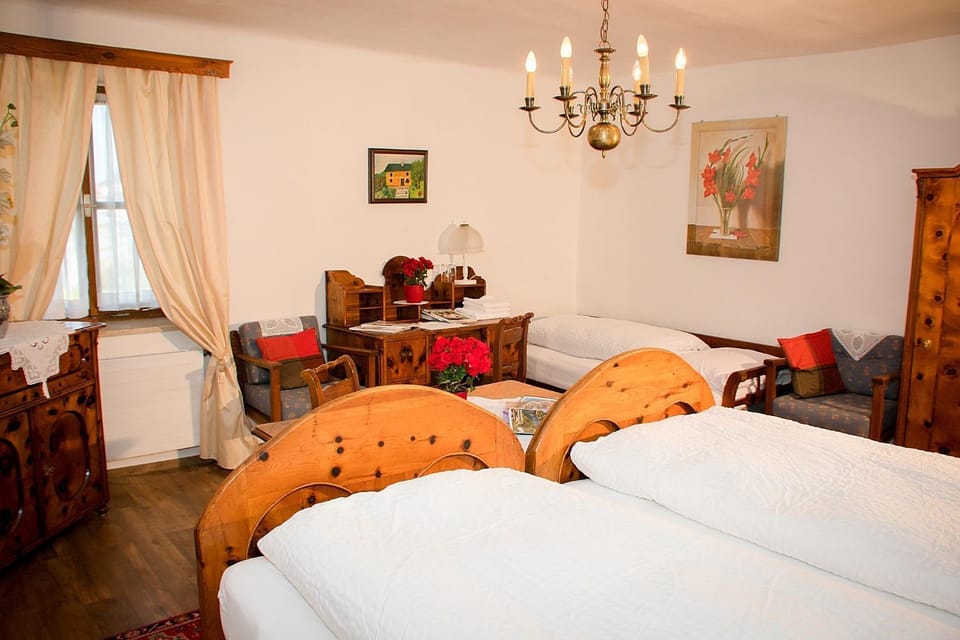 Bed, Living room, Photo of the whole room, Seating area, Bedroom