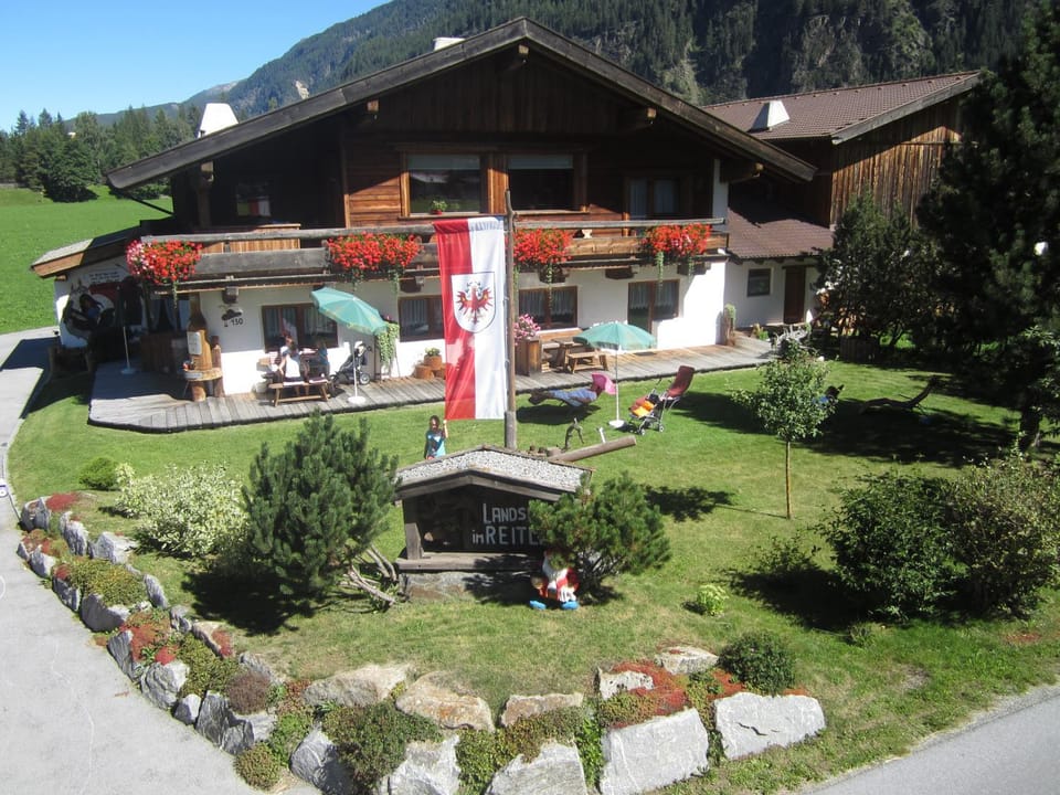 Property building, Garden, Garden, Balcony/Terrace