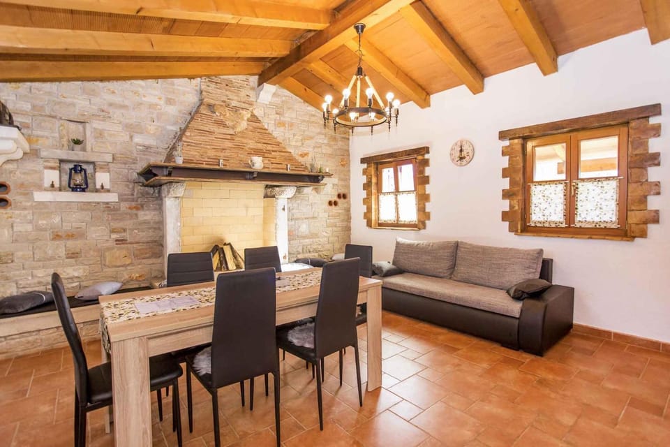Living room, Seating area, Dining area, fireplace
