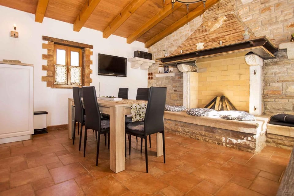 TV and multimedia, Living room, Dining area, fireplace