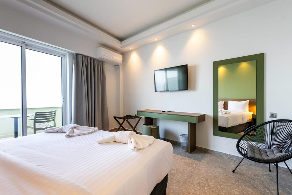 Bed, TV and multimedia, Bedroom