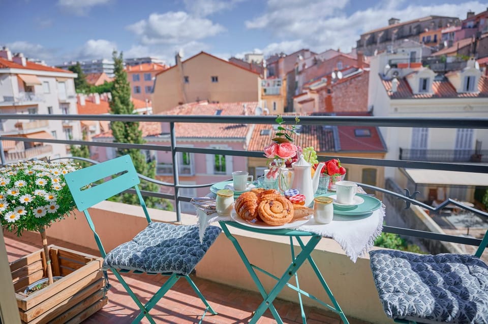 View (from property/room), Balcony/Terrace, Dining area, City view