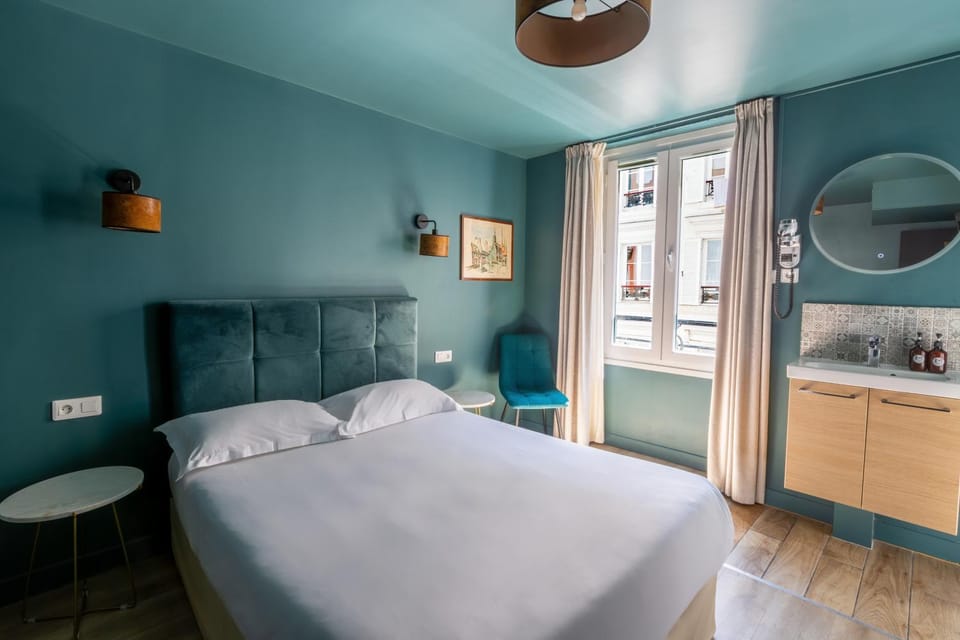 Photo of the whole room, Bedroom