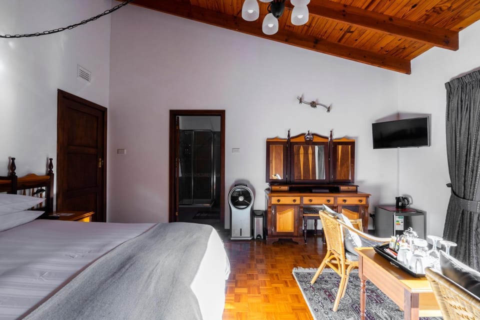 TV and multimedia, Balcony/Terrace, Photo of the whole room, Seating area, Bedroom