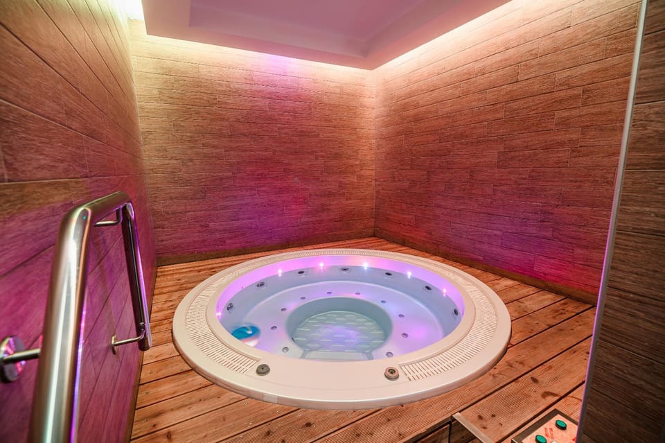 Hot Tub, Hot Tub, Spa and wellness centre/facilities