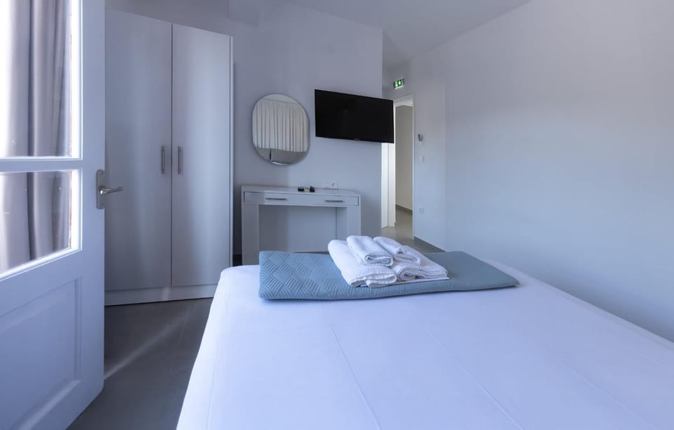 Bed, TV and multimedia, Photo of the whole room, Bedroom, towels