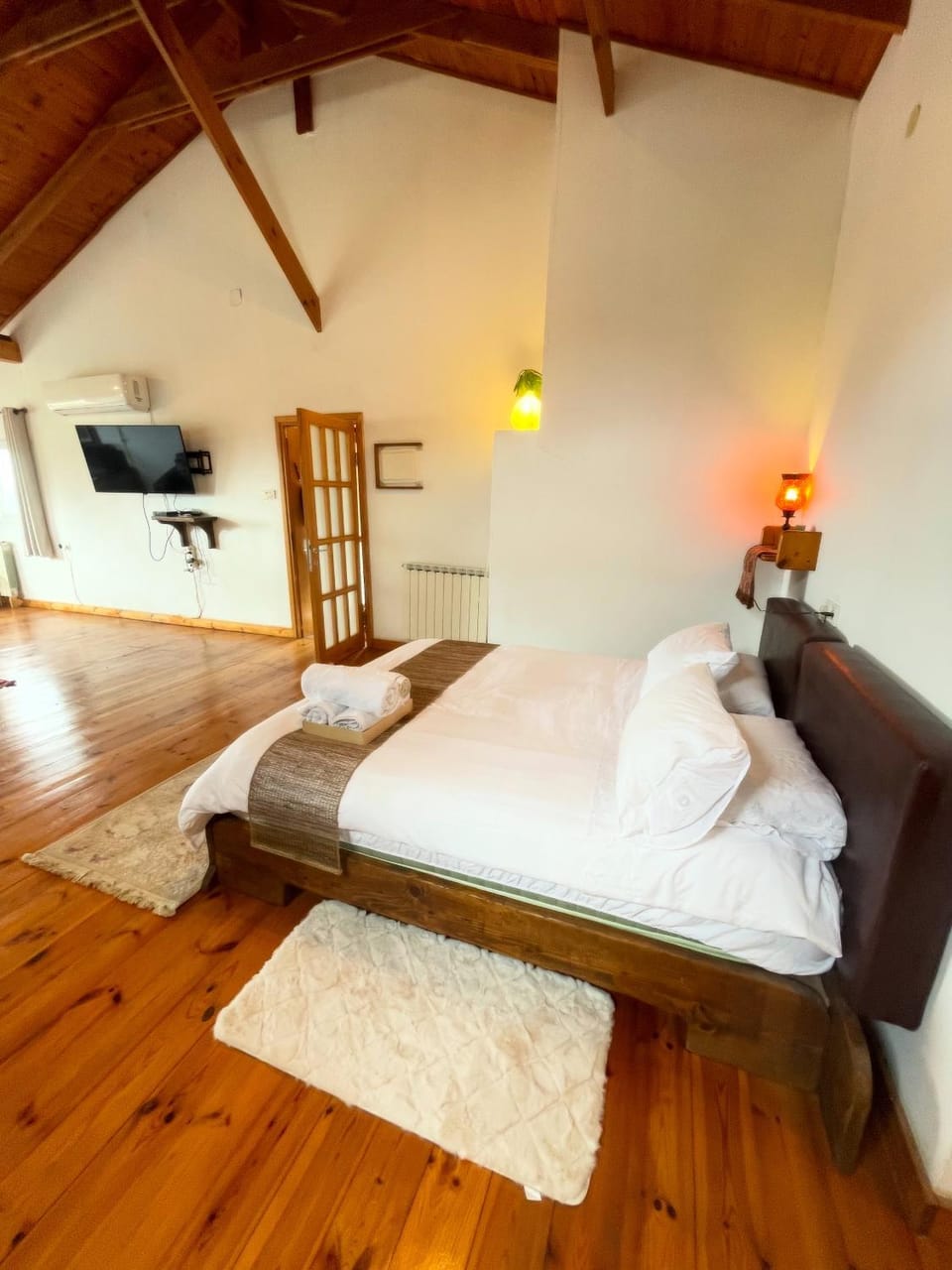 Bed, towels