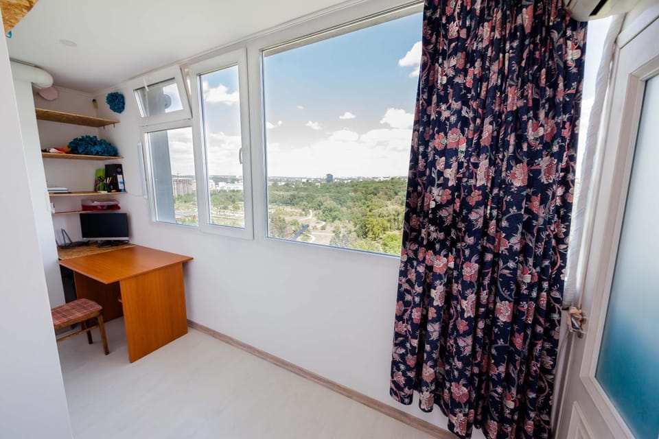 Fantastic View on Chisinau Center - Super Fast WiFi - Two Botanical Gardens - 2BR Apartment in Chișinău