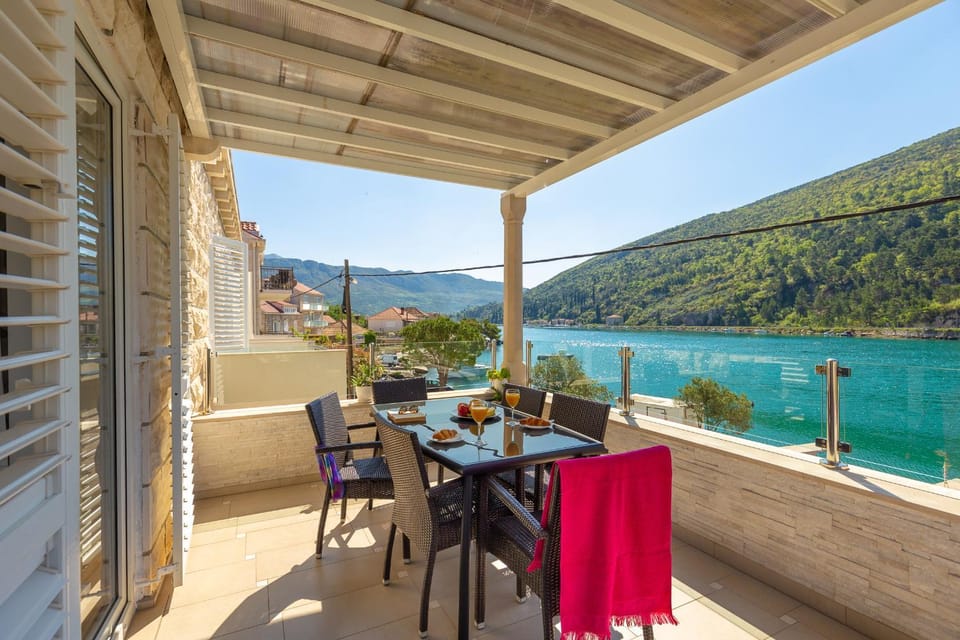 Balcony/Terrace, Mountain view, River view