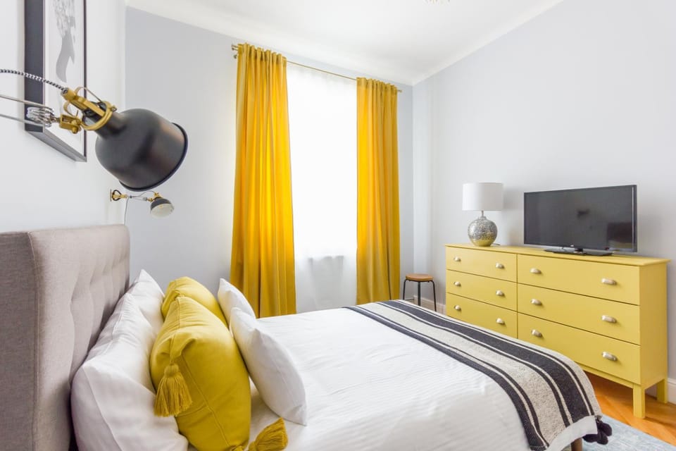 Bed, TV and multimedia, Bedroom
