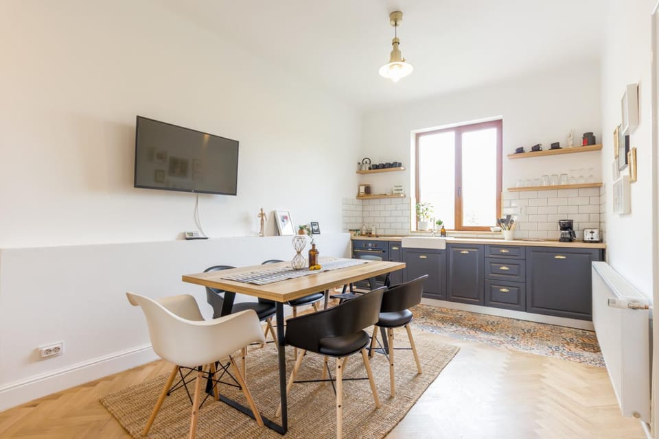 Kitchen or kitchenette, Seating area, Dining area
