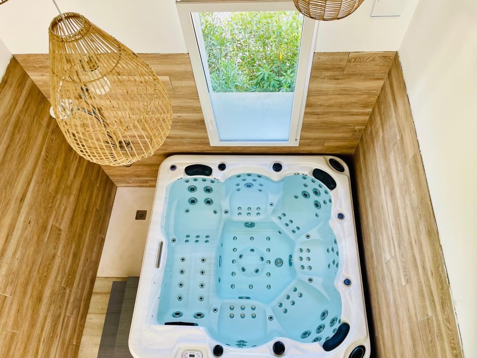Hot Tub, Hot Tub