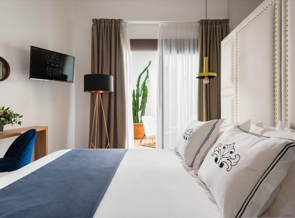 Bed, TV and multimedia, Balcony/Terrace, Photo of the whole room, Bedroom