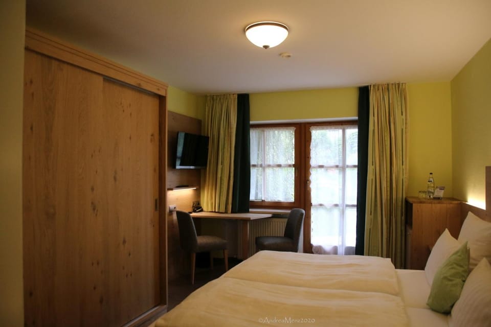 Bed, TV and multimedia, Photo of the whole room, Seating area, Bedroom