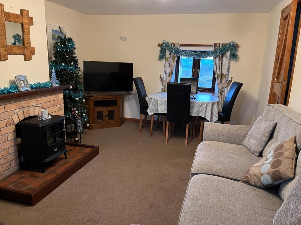 Communal lounge/ TV room, Living room, Seating area, Dining area, fireplace