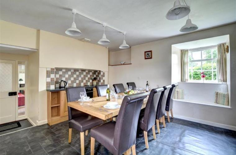 Kitchen or kitchenette, Dining area